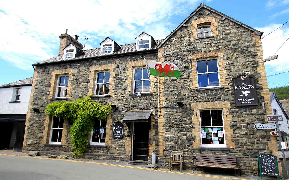 Benar Cottages - walk to the village of Penmachno